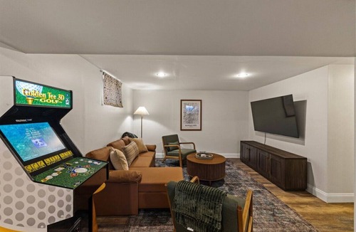 Mission House | Remodeled 4BR/2.5BA | Central KC Location