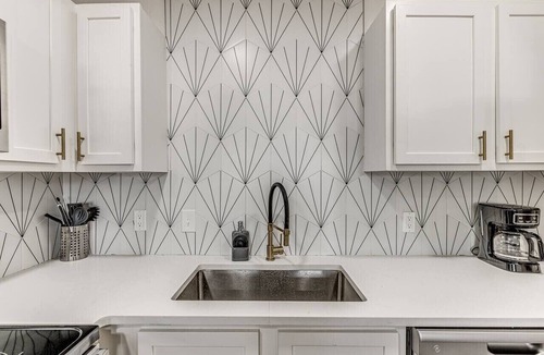 Midtown Apartment | Remodeled Modern 1 Bed
