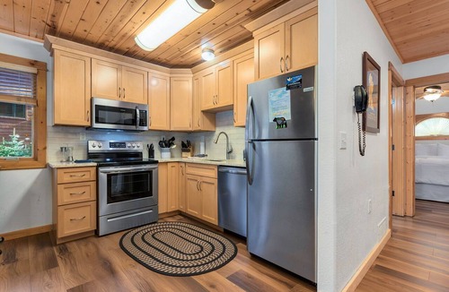 Fall River Estates Condo | Remodeled Riverfront Retreat Private Hot Tub