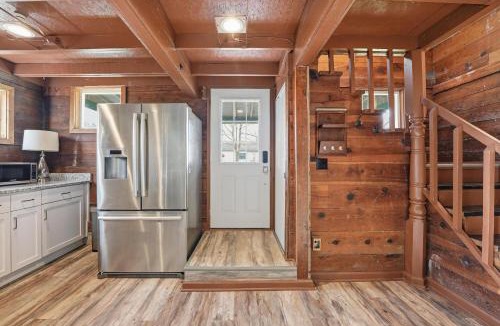 Bucyrus House | Renovated 1950s Barndominium Pet-Friendly & Modern