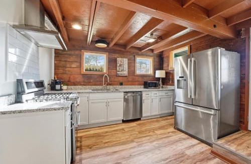 Bucyrus House | Renovated 1950s Barndominium Pet-Friendly & Modern