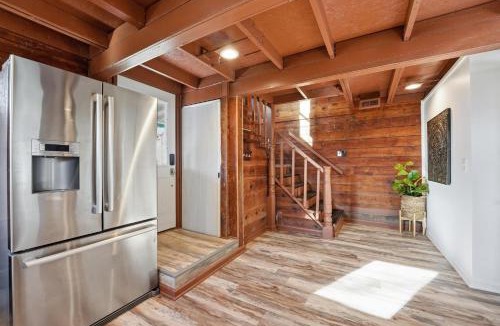 Bucyrus House | Renovated 1950s Barndominium Pet-Friendly & Modern
