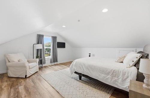 Bucyrus House | Renovated 1950s Barndominium Pet-Friendly & Modern