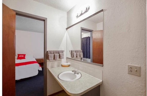 Cheyenne Wells Hotel | Restful Nights at Comfortable + Budget-Friendly Queen Room