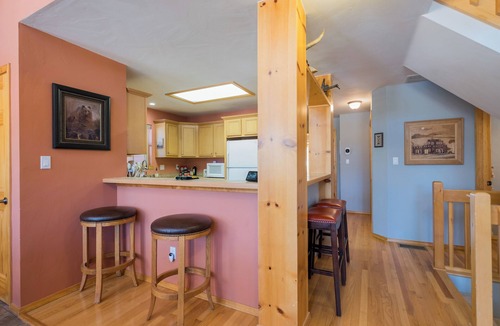 Angel Fire Cabin | Retreat on the green, great outdoor space, close to bike trails - sleeps 8-12