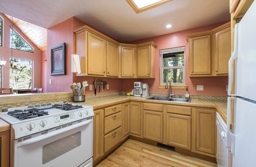 Angel Fire Cabin | Retreat on the green, great outdoor space, close to bike trails - sleeps 8-12
