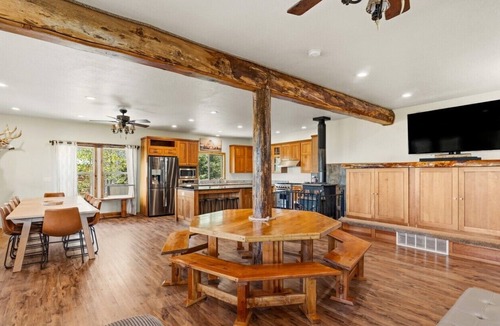 Brian Head Cabin | Ridgeview Retreat - Huge Cabin w/Private Hot Tub