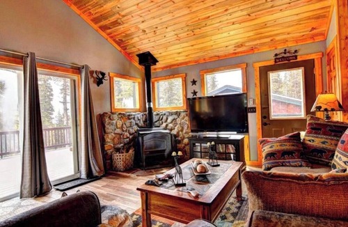 Valley of the Sun Cabin | RidgeviewReverie -with HOT TUB near Fairplay/Breck