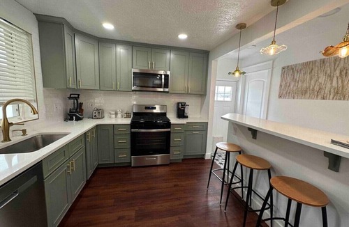 South Salt Lake Cottage | Rise & Shine-Mid Mod House-FirePit-HotTub-Sleeps10