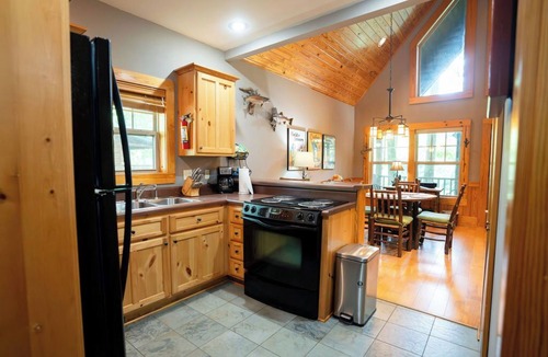 Heber Springs Cabin | Riverfront Cabin: Screened Porch & Pets