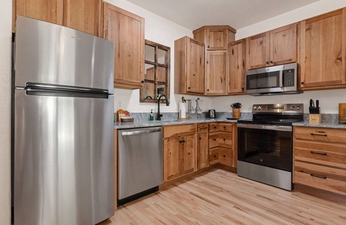 Fall River Estates Condo | Riverfront Hideaway Private Hot Tub
