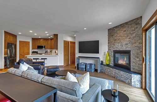 Edwards Condo | Riverfront Luxury- Minutes to Skiing+Garage+Walk to shops & restaurants!