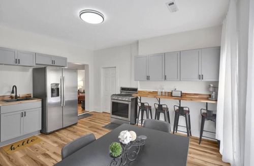 Mount Vernon House | Riverfront Retreats Room 2!