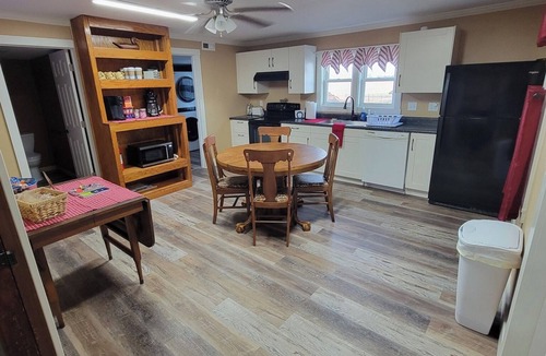 Cowley County House | Rock Fence Lodge *The Hangout included!*