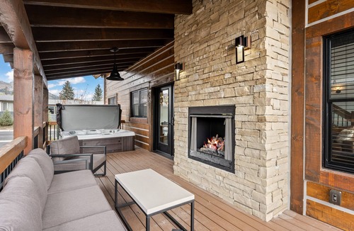 Estes Park Cabin | Rocky Mountain Gem! Fireplace and Private Jacuzzi, Two Large patios,