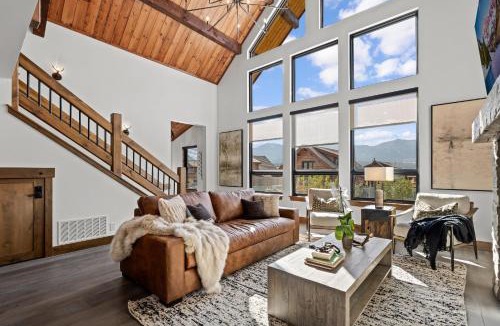 Estes Park House | Rocky Mountain Gem! Two Large patios, Fireplace and Private Jacuzzi