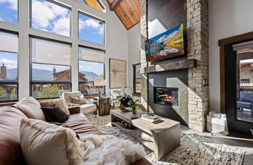 Estes Park House | Rocky Mountain Gem! Two Large patios, Fireplace and Private Jacuzzi