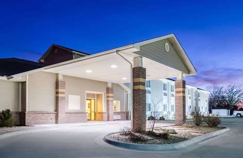 Hoisington Hotel | Rodeway Inn & Suites