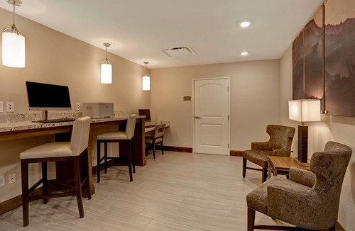 Overland Park Apartment | Roll-In Shower 1BR Suite w/2 Queens in KS