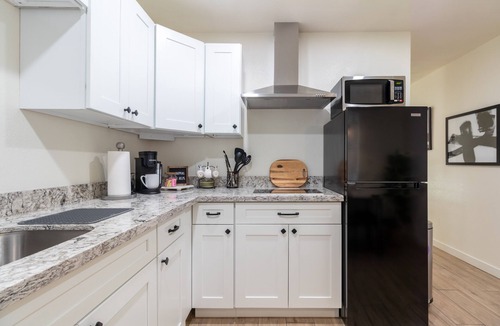 Newcastle Village Apartment | Romantic & Comfy Oasis: King Bed ~ Patio ~ Guesthouse
