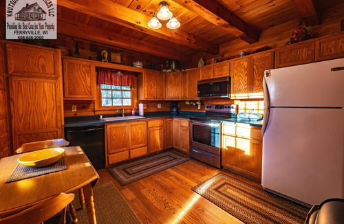 De Soto Cabin | Romantic Log Cabin w/Hot Tub, Near Mississippi River Retreat