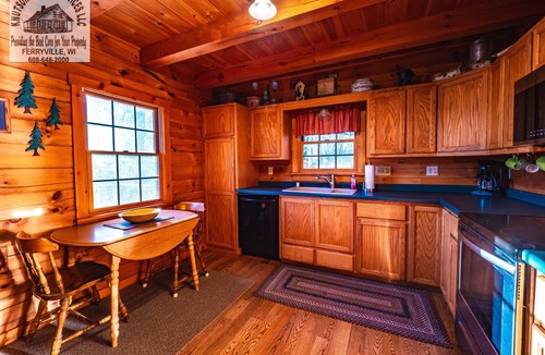 De Soto Cabin | Romantic Log Cabin w/Hot Tub, Near Mississippi River Retreat