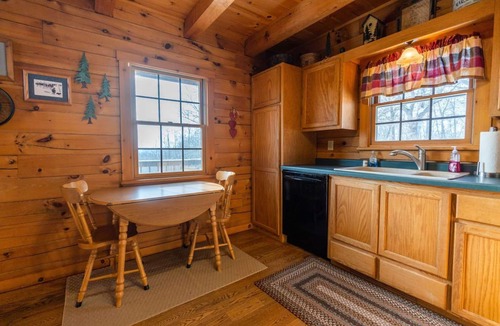 De Soto Cabin | Romantic Log Cabin w/Hot Tub, Near Mississippi River Retreat