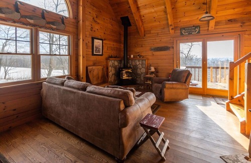 De Soto Cabin | Romantic Log Cabin w/Hot Tub, Near Mississippi River Retreat
