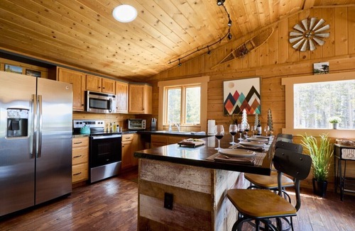 Saint Mary's Cabin | Romantic Retreat with Incredible Views and Hot Tub