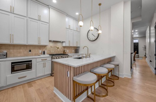 Over-the-Rhine House | Rooftop | Fire pit | Luxury | Sleeps 10 |