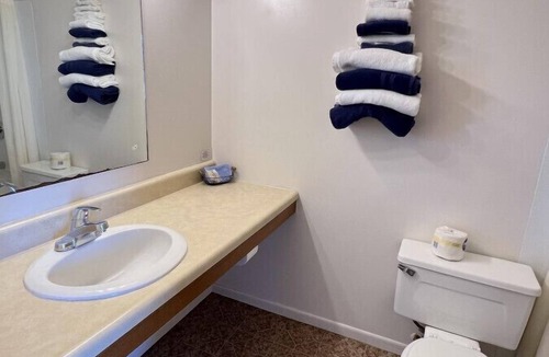 Downs Hotel | Room 106 - Standard Queen - Sleeps 2 - West Lake Grandvue Inn