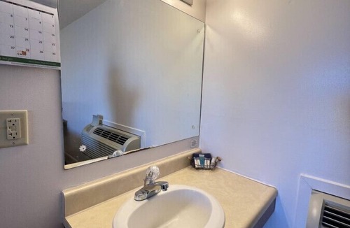 Downs Hotel | Room 109 - Standard Queen - Sleeps 2 - West Lake Grandvue Inn