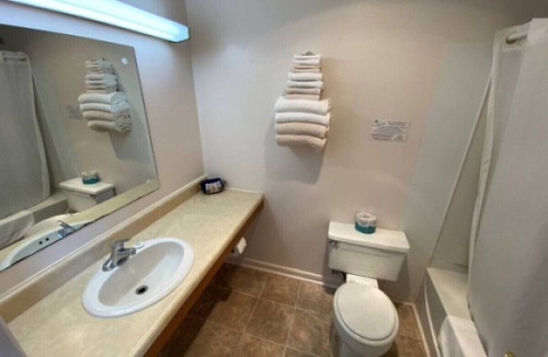 Downs Hotel | Room 111 - Double Full - Sleeps 4 - West Lake Grandvue Inn