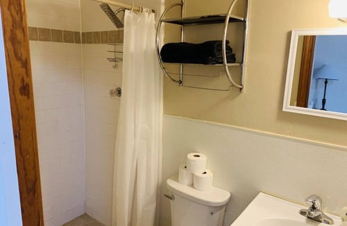 Harper Hotel | Room 16 - Standard Queen - Sleeps 2 - Harper Motel