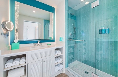 I-435 West KC-KS Hotel | Room with Vibrant Décor, Private Patio - w/Live Entertainment