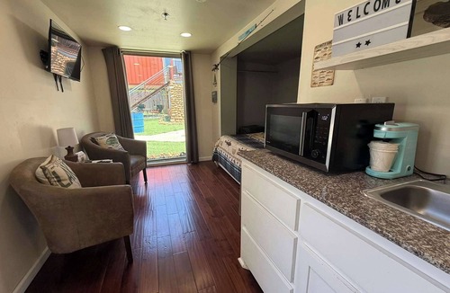 Medicine Park House | RR Medicine Park Tiny House Slp 4 1BR/1BA - 1 bed