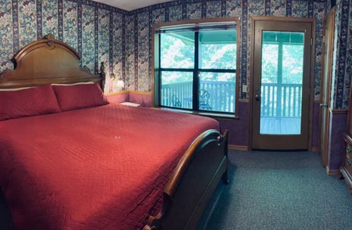Eureka Springs Cabin | RT 62 Motor Resort Honeymoon Cabin w/Jacuzzi