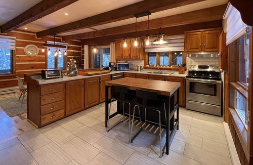 Saint-Faustin-Lac-Carre Cabin | Rustic log cabin with fireplace.