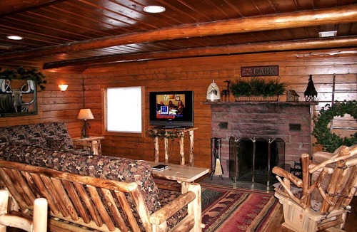 Estes Park Cabin | Rustic Cabin with Jacuzzi and Mountain Views in Colorado