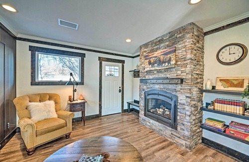 Manhattan Apartment | Rustic-Chic Apartment w/Gas Grill: 20 Mi to MSU!