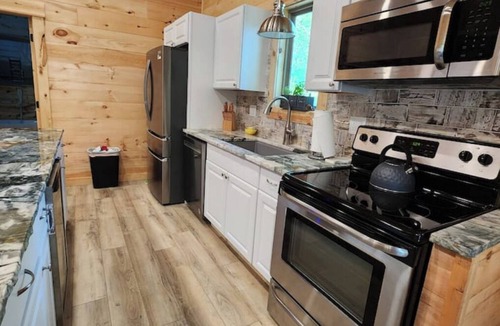 Amity Cabin | Rustic Comfort Cabin Diamond in The Ripple- Hot