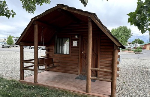 Fruita Cabin | Rustic Extended-Stay Camping Cabin with Scenic Outdoor Amenities near Local Attractions in Fruita, Colorado