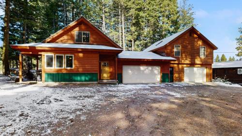 McCall House | Rustic-Modern Cabin with Hot Tub Access