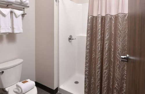 Broken Arrow Hotel | Rustic Retreat: Discover Spacious Lodging & Cozy Hospitality | 2 Units