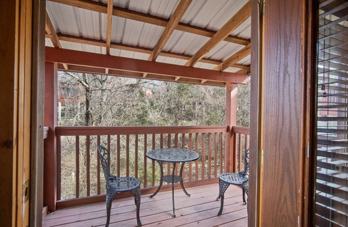 Branson Theater District Cabin | Rustic Studio Cabin with King Bed and Jacuzzi Tub