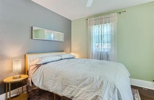 Englewood House | S Broadway DU Artsy Bungalow Cherry Hills