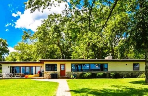 Markesan Cottage | Sandy Beach Lakefront Cottage on Green Lake Terrace