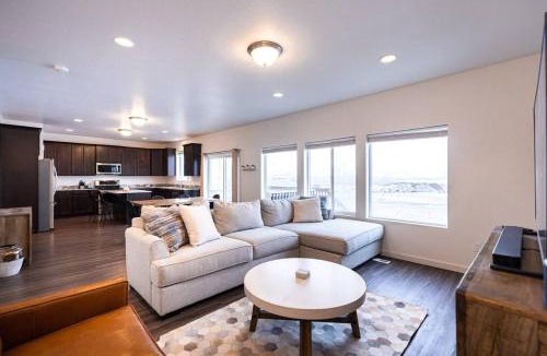 Saratoga Springs House | Scenic Views with arcade room