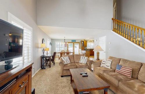 McCall House | Secluded Country Home Deck & Mountain Views
