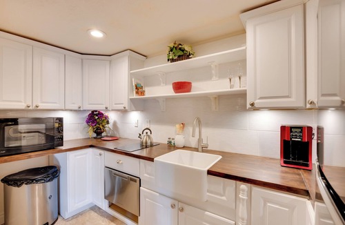 Elizabeth Apartment | Secluded Elizabeth Apt on 3 Acres: Pets Welcome!